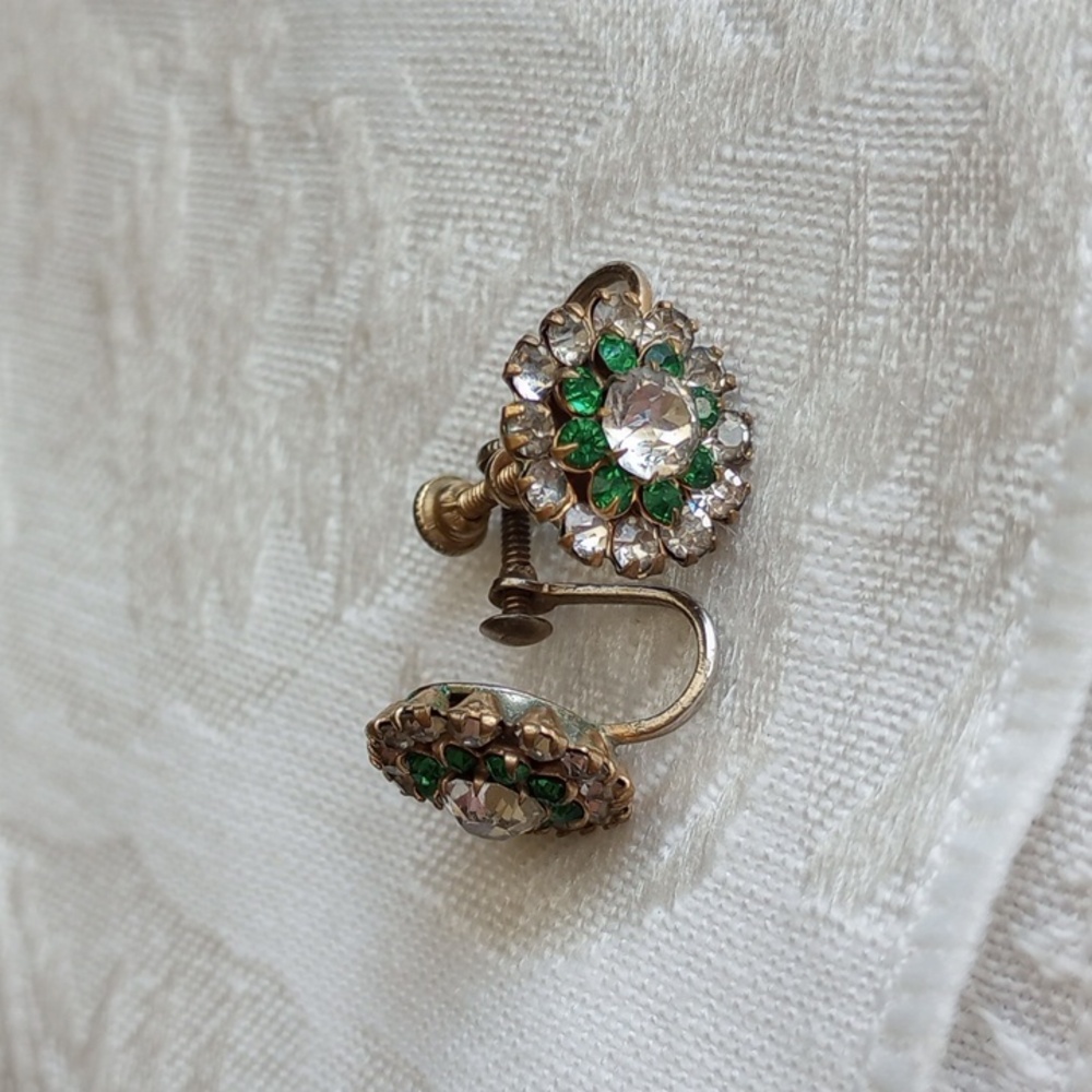 Vintage Emerald green and white rhinestone Halo flower screw back earrings